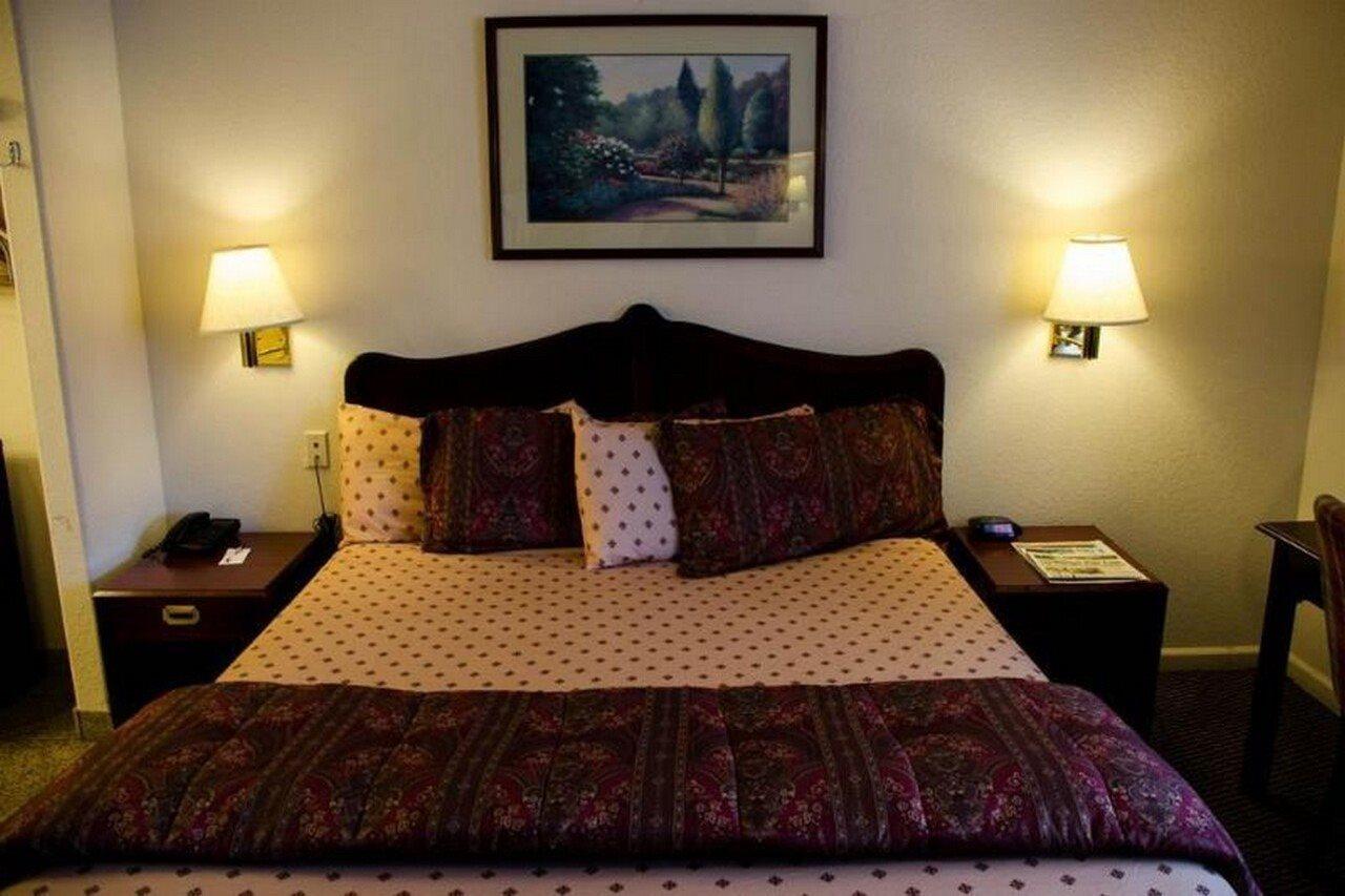 Rodeway Inn Near Downtown مونتيري المظهر الخارجي الصورة