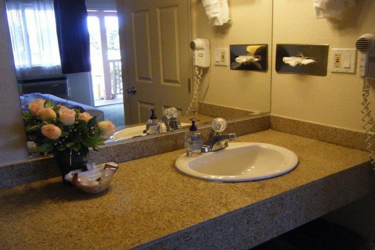 Rodeway Inn Near Downtown مونتيري المظهر الخارجي الصورة