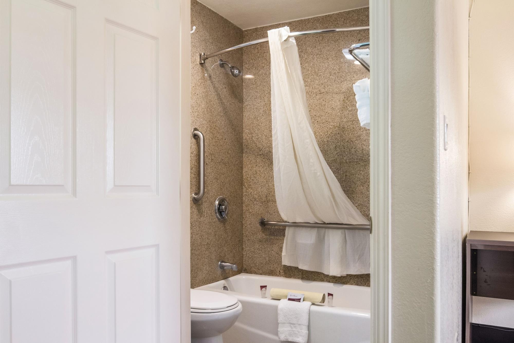 Rodeway Inn Near Downtown مونتيري المظهر الخارجي الصورة