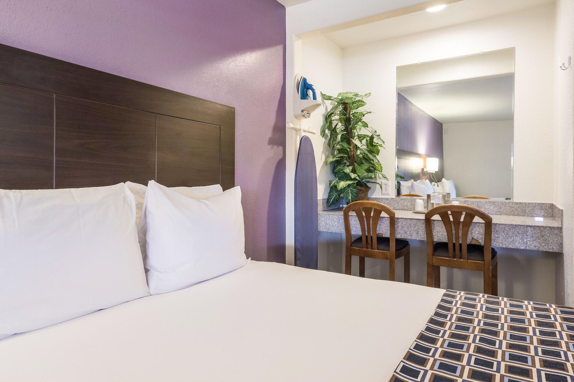Rodeway Inn Near Downtown مونتيري المظهر الخارجي الصورة