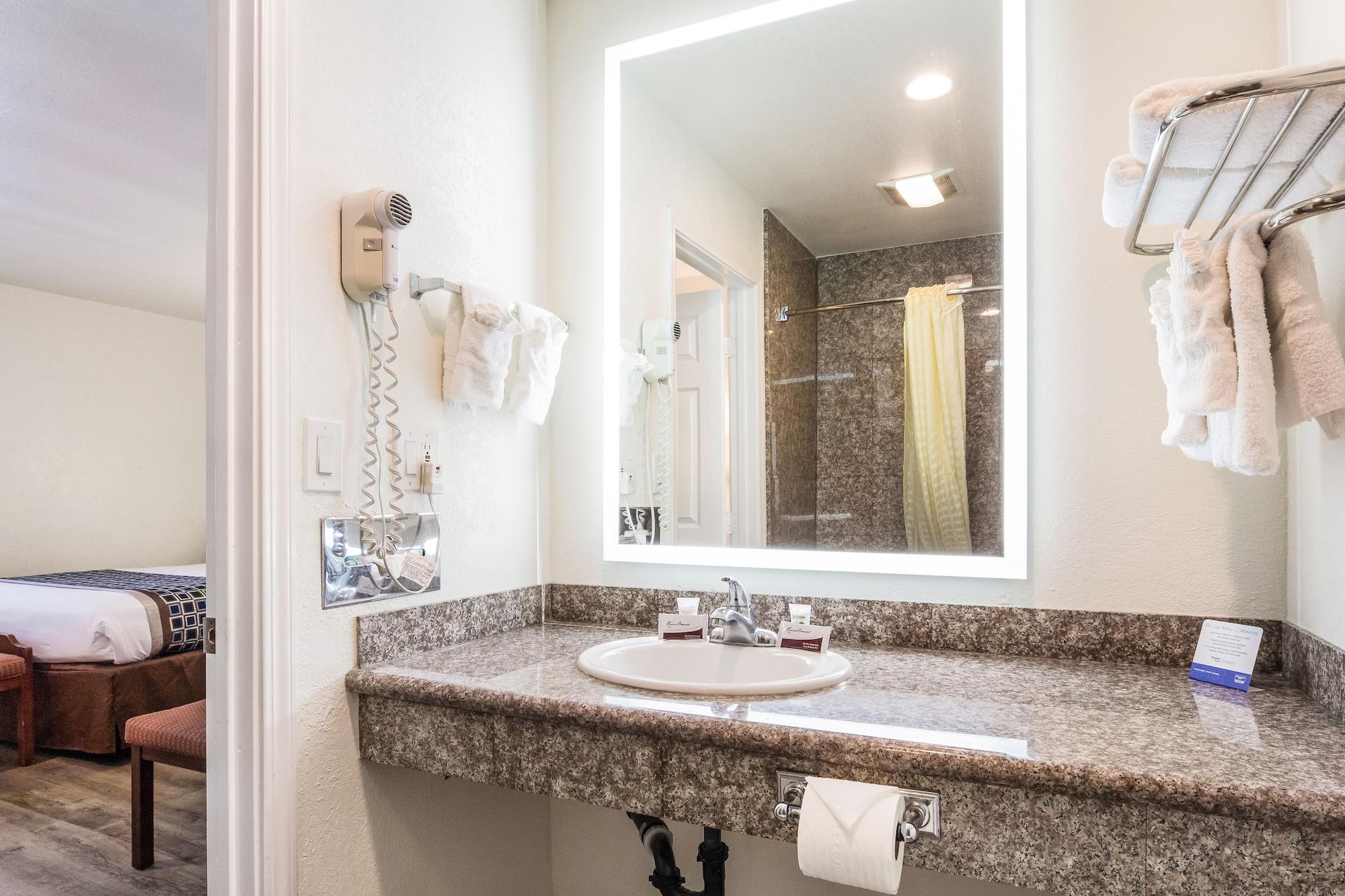 Rodeway Inn Near Downtown مونتيري المظهر الخارجي الصورة