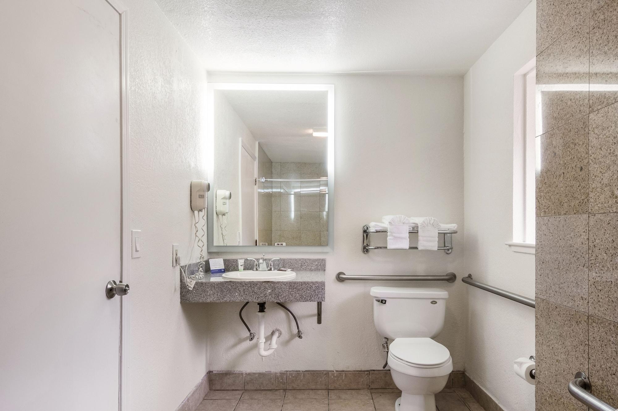 Rodeway Inn Near Downtown مونتيري المظهر الخارجي الصورة