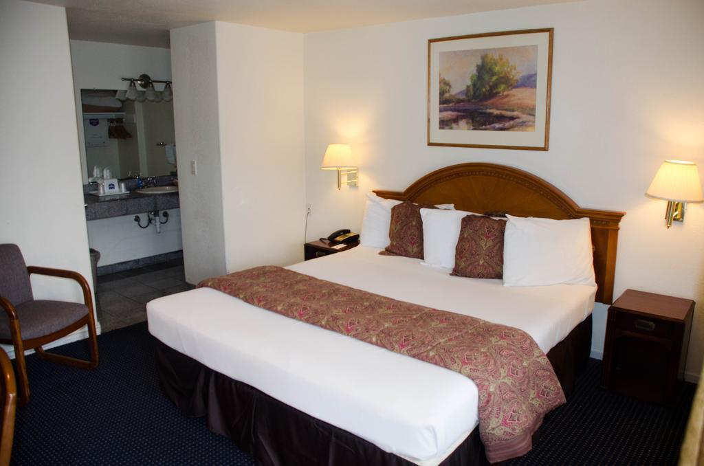 Rodeway Inn Near Downtown مونتيري المظهر الخارجي الصورة