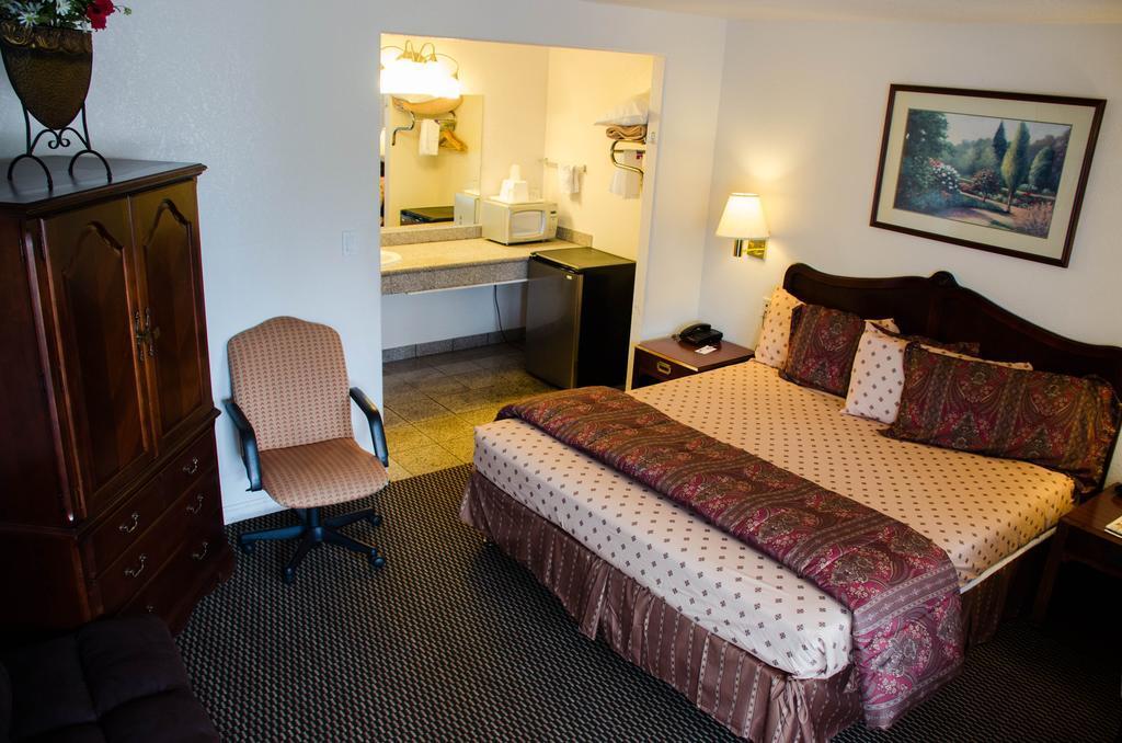 Rodeway Inn Near Downtown مونتيري المظهر الخارجي الصورة
