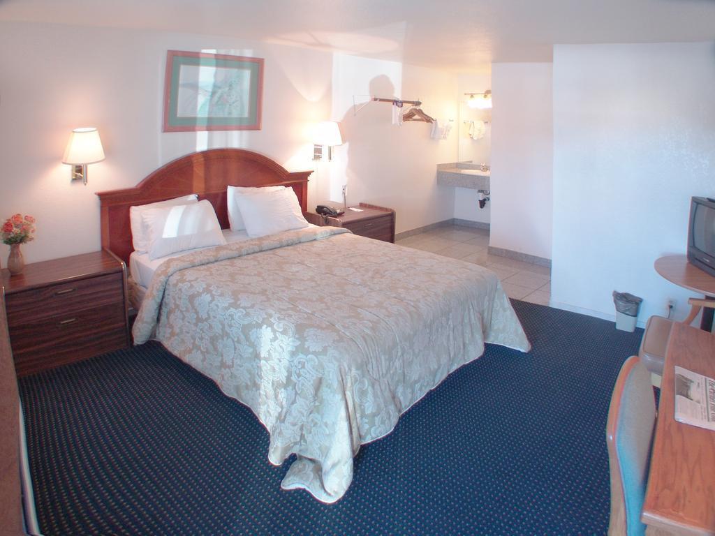 Rodeway Inn Near Downtown مونتيري المظهر الخارجي الصورة