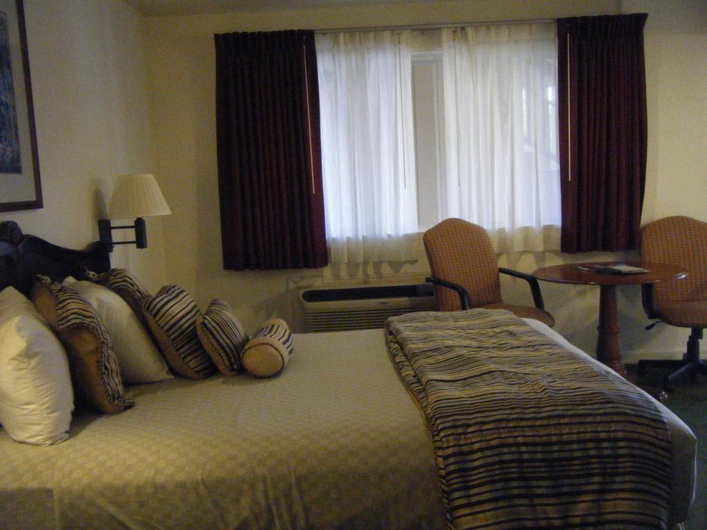 Rodeway Inn Near Downtown مونتيري المظهر الخارجي الصورة