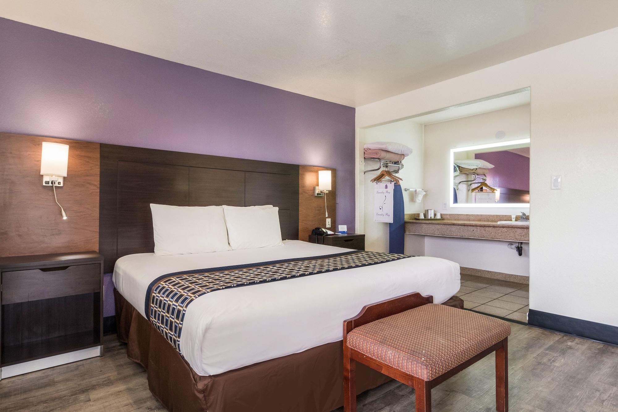 Rodeway Inn Near Downtown مونتيري المظهر الخارجي الصورة