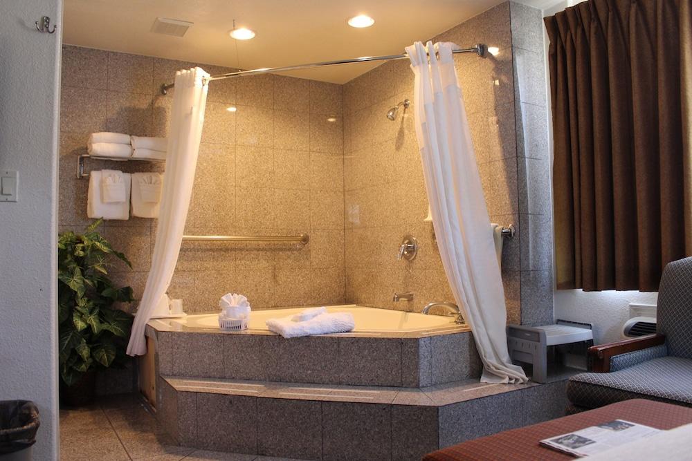 Rodeway Inn Near Downtown مونتيري المظهر الخارجي الصورة