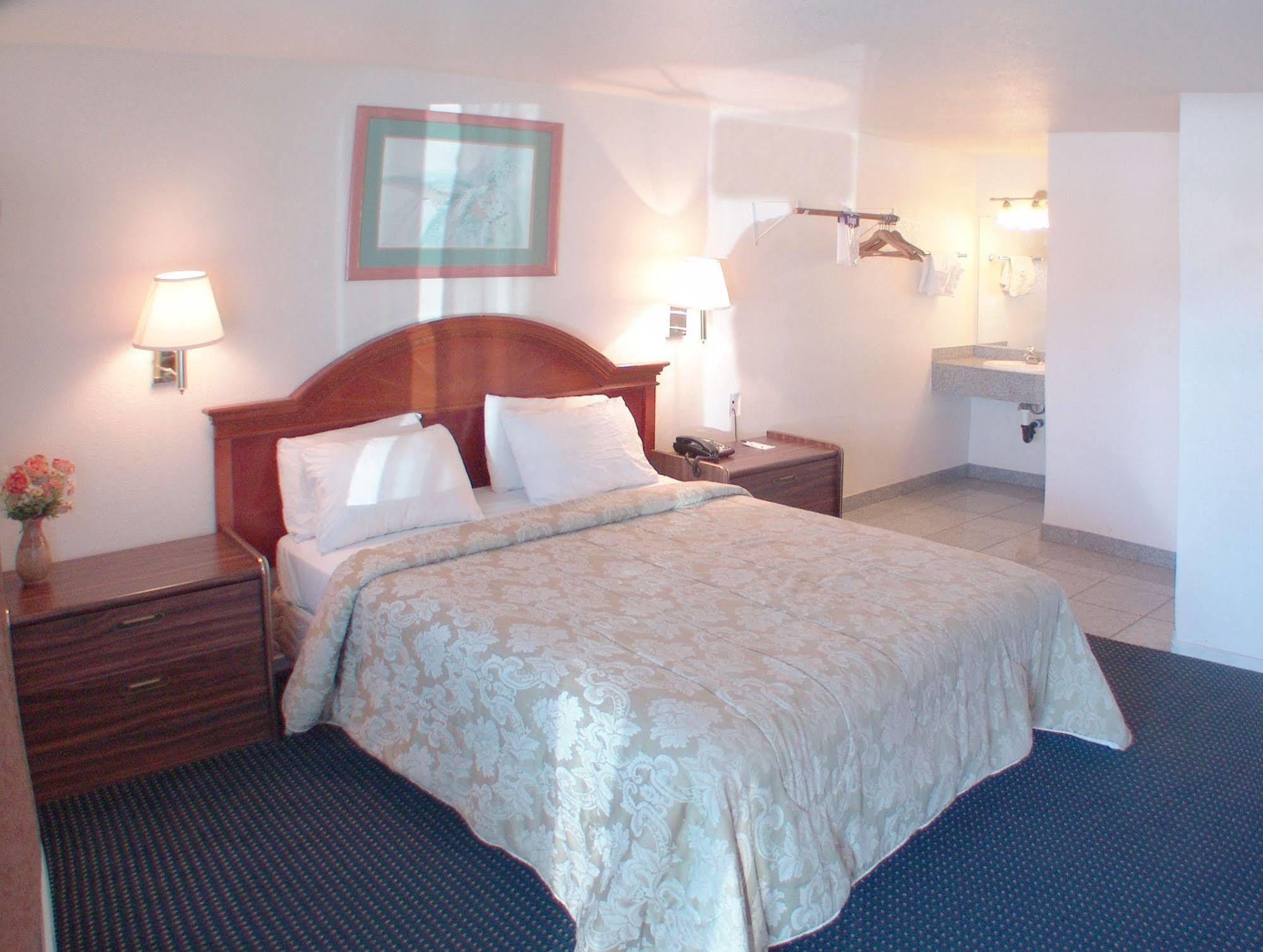 Rodeway Inn Near Downtown مونتيري المظهر الخارجي الصورة