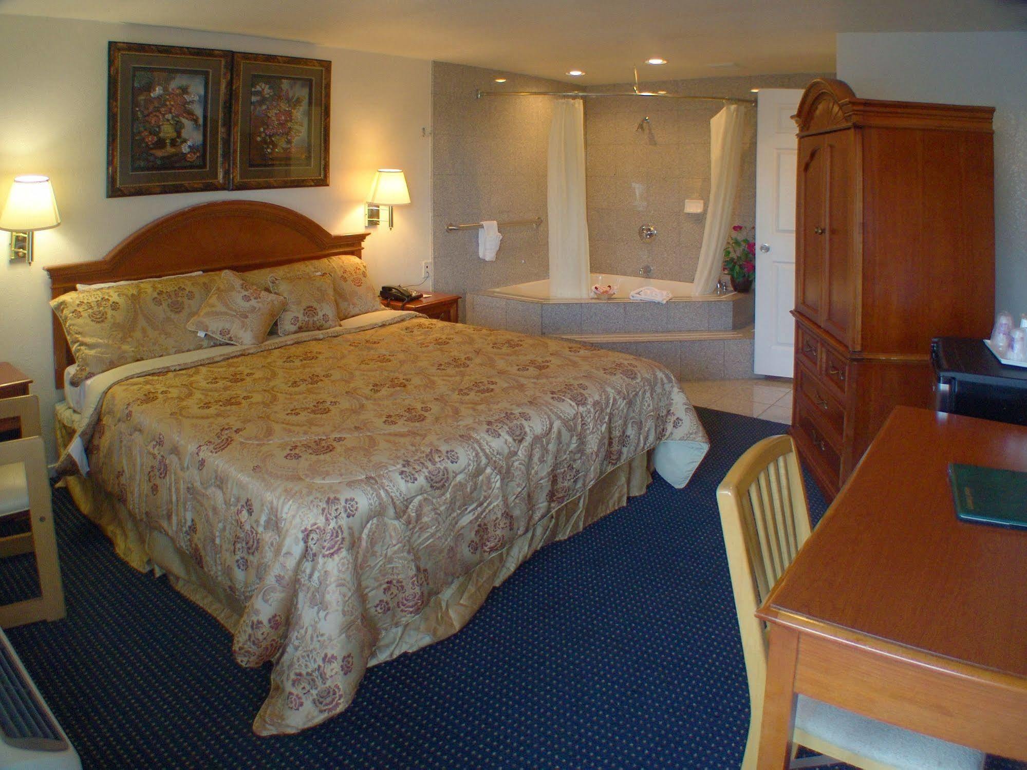 Rodeway Inn Near Downtown مونتيري المظهر الخارجي الصورة